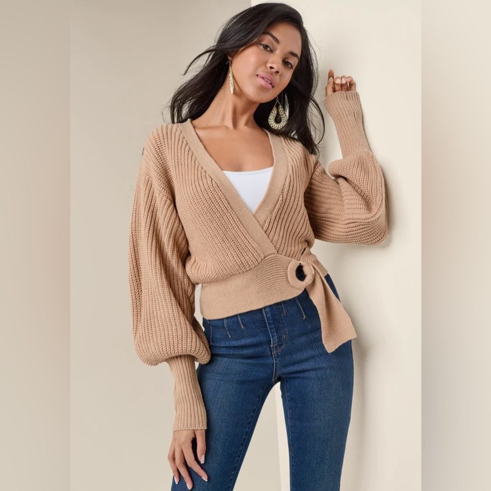 NWOT Venus cropped sweater